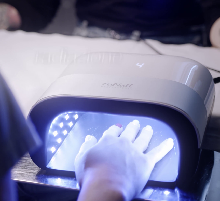 Mano sotto lampada UV gel manicure