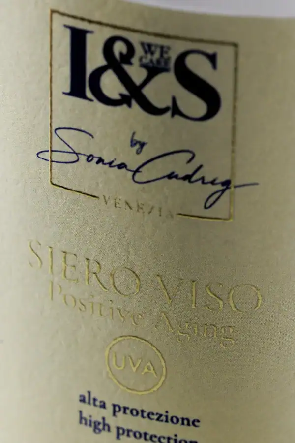 Dettaglio della texture del Siero Schiarente Viso I&S We Care, formulato con ingredienti botanici naturali per ridurre le macchie e illuminare l’incarnato.
